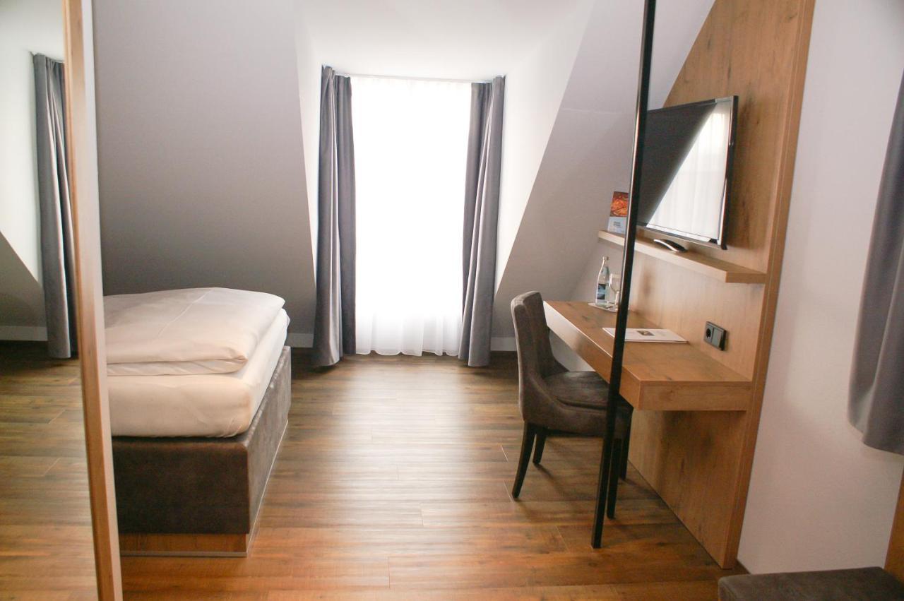 Hotel Gruener Baum Kaufbeuren Esterno foto